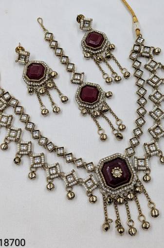 Maroon mehandi-plated agate stone & kundan necklace set with earrings & maang tikka