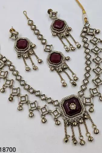 Maroon mehandi-plated agate stone & kundan necklace set with earrings & maang tikka