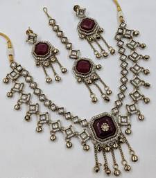 Maroon mehandi-plated agate stone & kundan necklace set with earrings & maang tikka