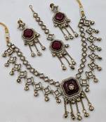 Maroon mehandi-plated agate stone & kundan necklace set with earrings & maang tikka
