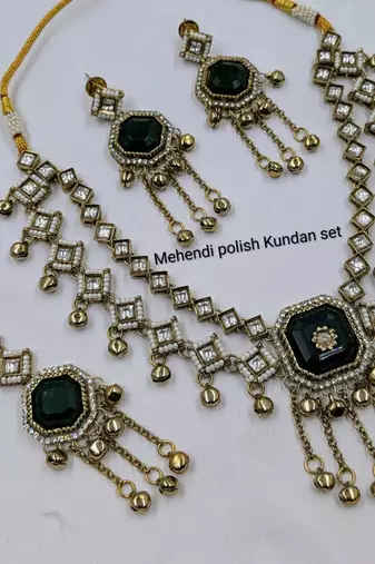 Green mehandi-plated agate stone & kundan necklace set with earrings & maang tikka