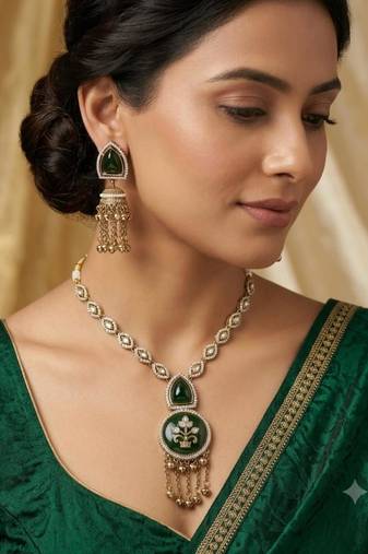 Green mehandi-plated agate stone & kundan necklace set with earrings