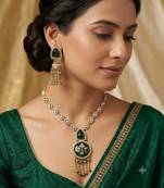 Green mehandi-plated agate stone & kundan necklace set with earrings