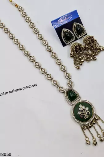 Green mehandi-plated agate stone & kundan necklace set with earrings