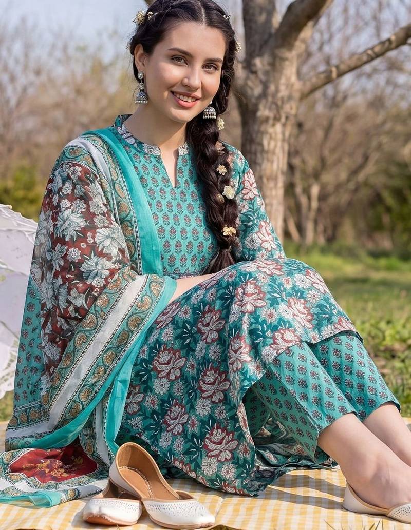 Women Floral Printed Cotton Kurta with Trousers & With Dupatta