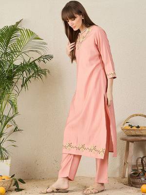 Women Floral Embroidered V-NeckThread Work Kurta with Trousers 3
