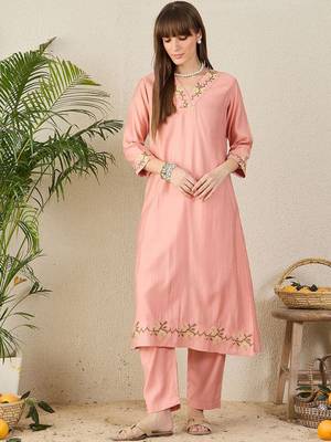 Women Floral Embroidered V-NeckThread Work Kurta with Trousers 5