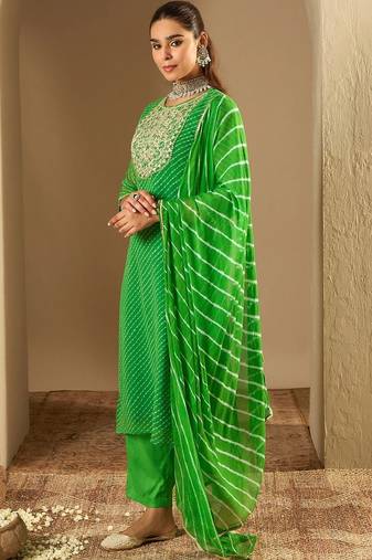 Women Leheriya Printed Thread Work Kurta with Trousers & With Dupatta
