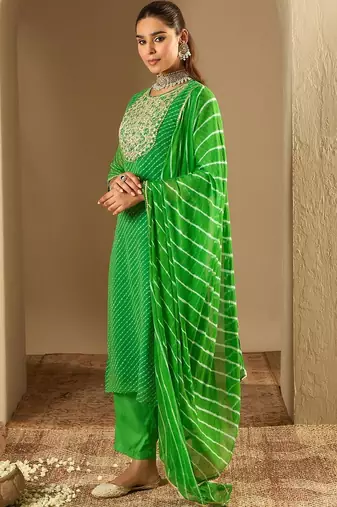 Women Leheriya Printed Thread Work Kurta with Trousers & With Dupatta
