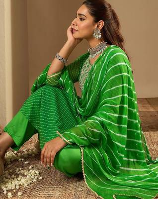 Women Leheriya Printed Thread Work Kurta with Trousers & With Dupatta 2