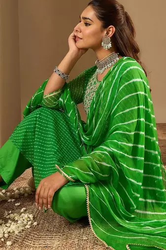 Women Leheriya Printed Thread Work Kurta with Trousers & With Dupatta