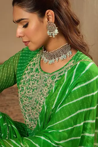 Women Leheriya Printed Thread Work Kurta with Trousers & With Dupatta