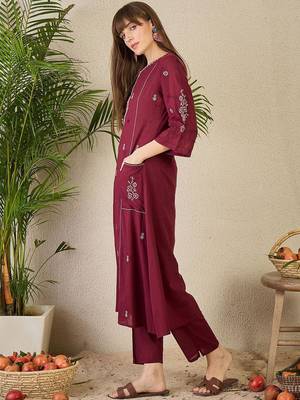 Ethnic Motifs Embroidered Thread Work Cotton Kurta with Trousers 4