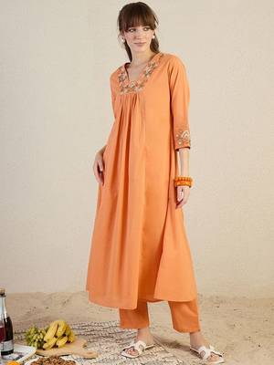 Women Floral Embroidered Cotton Kurta with Trousers 2