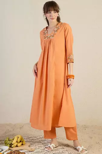 Women Floral Embroidered Cotton Kurta with Trousers