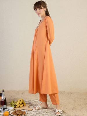 Women Floral Embroidered Cotton Kurta with Trousers 3