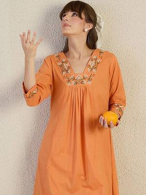 Women Floral Embroidered Cotton Kurta with Trousers 6