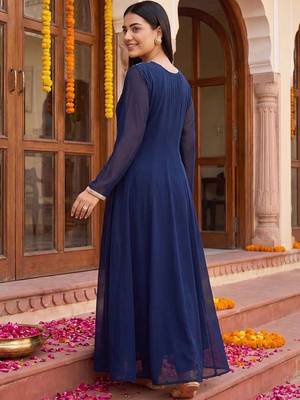Women Ethnic Motifs Embroidered Empire Thread Work Kurta with Pyjamas 4