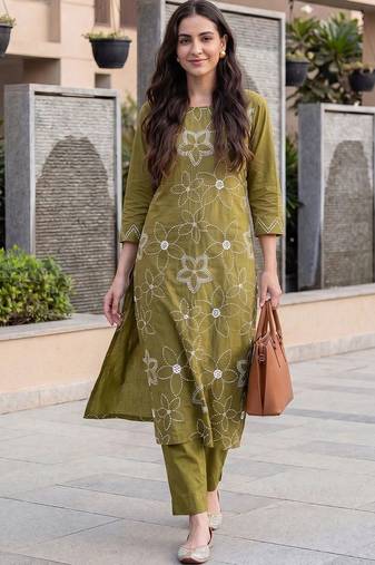 Women Floral Embroidered Thread Work Cotton Kurta with Trousers