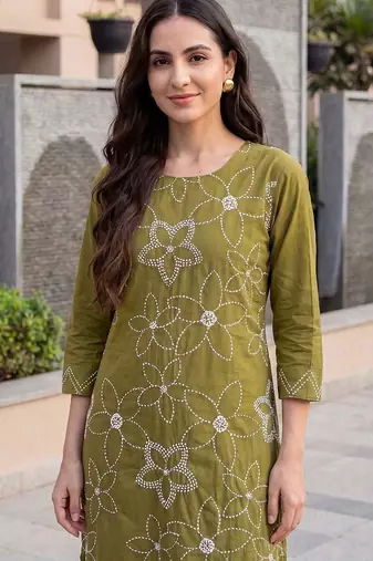 Women Floral Embroidered Thread Work Cotton Kurta with Trousers