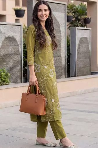 Women Floral Embroidered Thread Work Cotton Kurta with Trousers