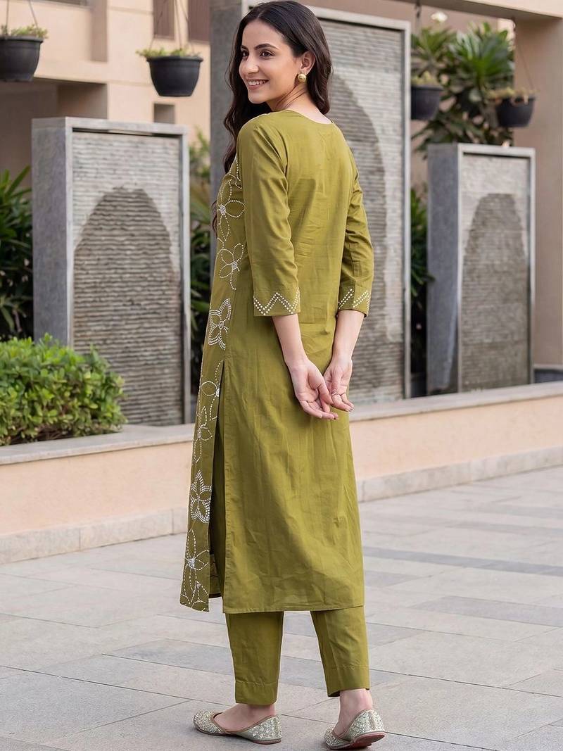 Women Floral Embroidered Thread Work Cotton Kurta with Trousers