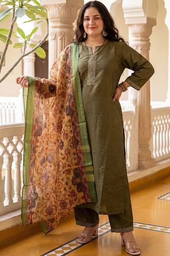 Women Floral Thread Work Kurta with Trousers & With Dupatta