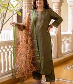 Women Floral Thread Work Kurta with Trousers & With Dupatta