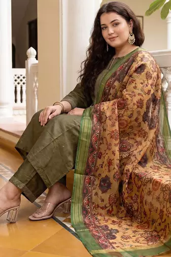 Women Floral Thread Work Kurta with Trousers & With Dupatta