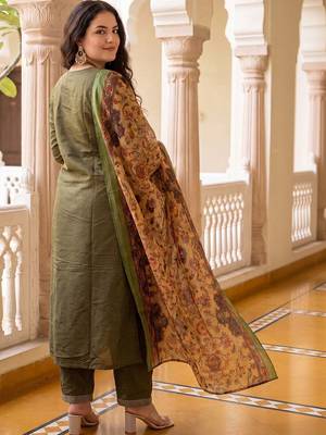 Women Floral Thread Work Kurta with Trousers & With Dupatta 3