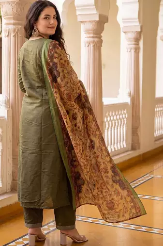 Women Floral Thread Work Kurta with Trousers & With Dupatta
