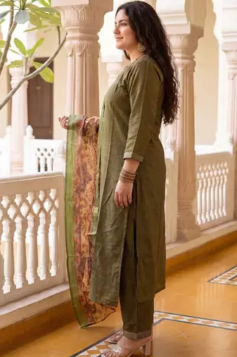 Women Floral Thread Work Kurta with Trousers & With Dupatta