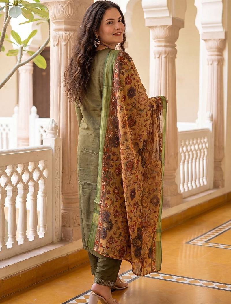 Women Floral Thread Work Kurta with Trousers & With Dupatta