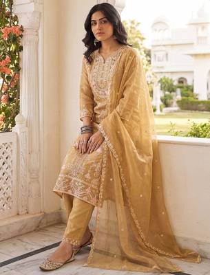 Women Floral Embroidered Thread Work Kurta with Trousers & With Dupatta 1