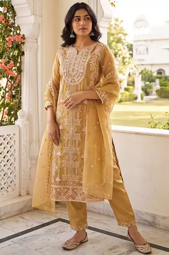 Women Floral Embroidered Thread Work Kurta with Trousers & With Dupatta