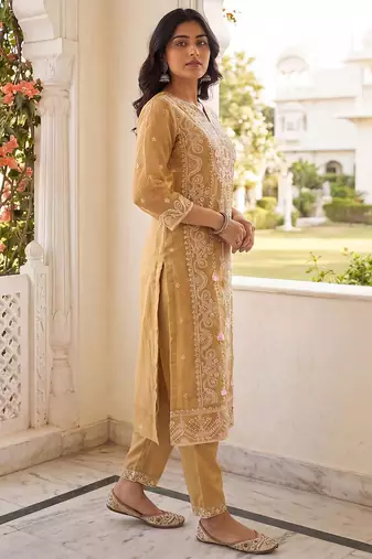 Women Floral Embroidered Thread Work Kurta with Trousers & With Dupatta