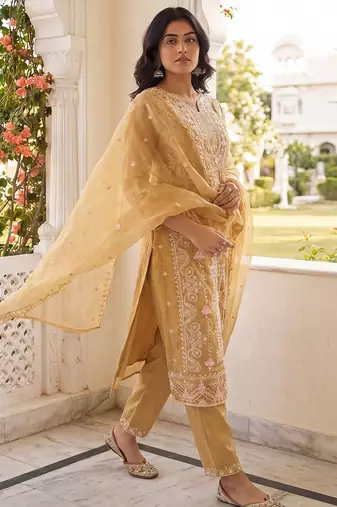 Women Floral Embroidered Thread Work Kurta with Trousers & With Dupatta