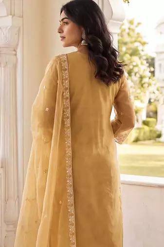 Women Floral Embroidered Thread Work Kurta with Trousers & With Dupatta