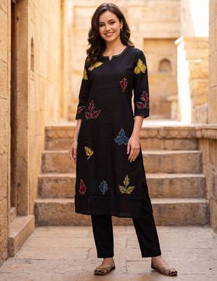 Women Ethnic Motifs Embroidered Thread Work Kurta with Trousers 1