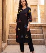 Women Ethnic Motifs Embroidered Thread Work Kurta with Trousers
