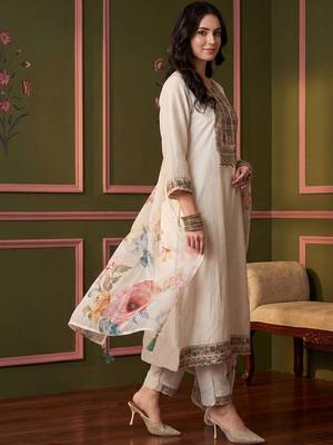 Women Floral Embroidered Thread Work Kurta with Trousers & With Dupatta 2