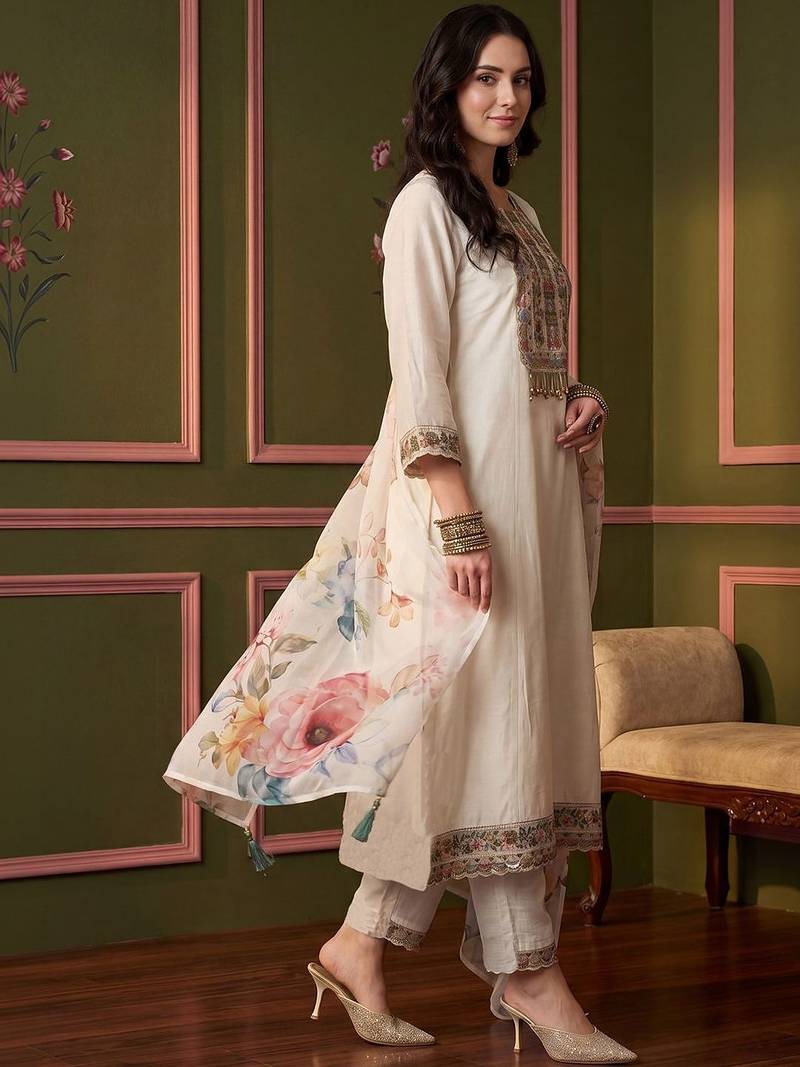 Women Floral Embroidered Thread Work Kurta with Trousers & With Dupatta
