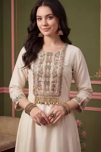 Women Floral Embroidered Thread Work Kurta with Trousers & With Dupatta