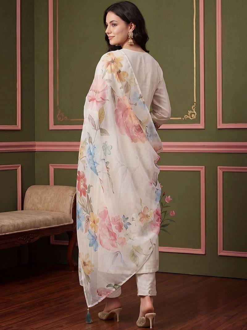 Women Floral Embroidered Thread Work Kurta with Trousers & With Dupatta