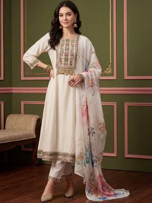 Women Floral Embroidered Thread Work Kurta with Trousers & With Dupatta 6