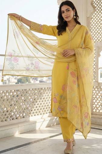 Women Floral Embroidered Thread Work Kurta with Trousers & With Dupatta