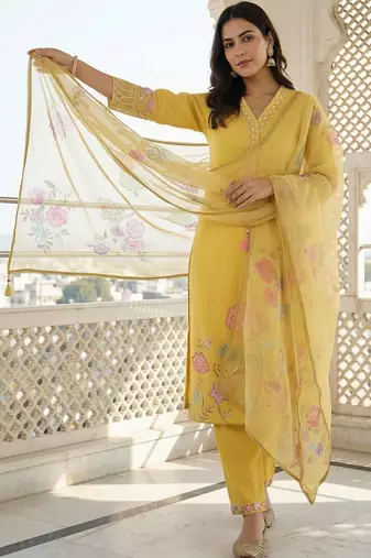 Women Floral Embroidered Thread Work Kurta with Trousers & With Dupatta