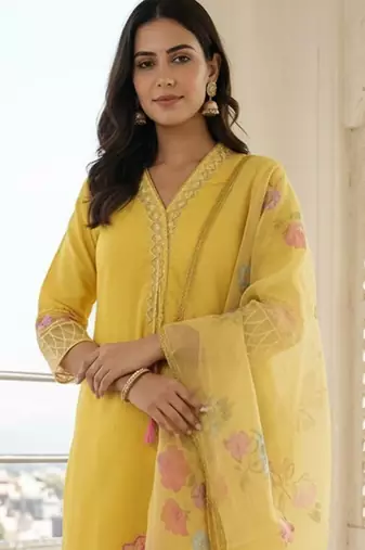 Women Floral Embroidered Thread Work Kurta with Trousers & With Dupatta