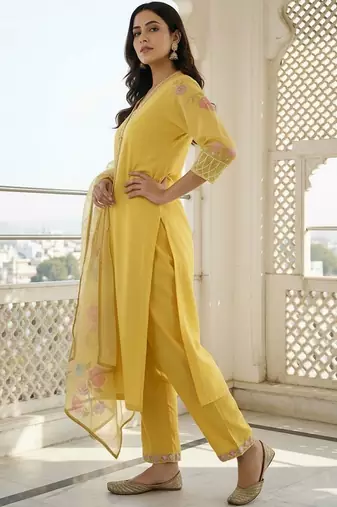 Women Floral Embroidered Thread Work Kurta with Trousers & With Dupatta