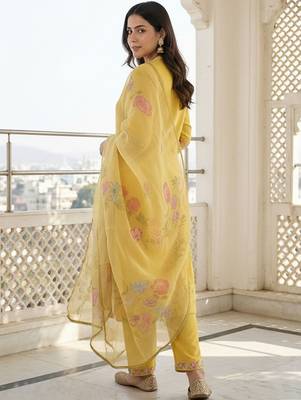 Women Floral Embroidered Thread Work Kurta with Trousers & With Dupatta 4